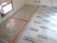 /album/posa-pavimento-in-laminato-ditta-tarkett-832-decoro-acero-beige-con-battiscopa-in-acero/p1060389-jpg/
