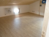 /album/posa-pavimento-in-laminato-ditta-tarkett-832-decoro-acero-beige-con-battiscopa-in-acero/p1060458-jpg/