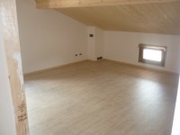 /album/posa-pavimento-in-laminato-ditta-tarkett-832-decoro-acero-beige-con-battiscopa-in-acero/p1060459-jpg/