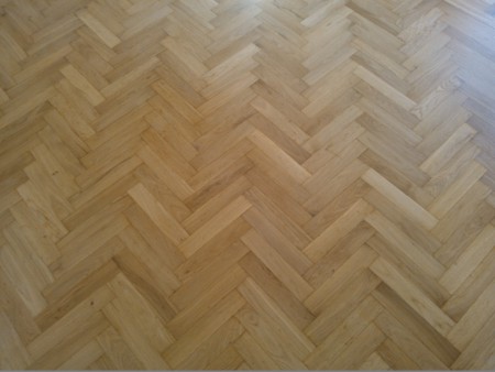 Pavimento in legno massello in essenza di ROVERE dopo la carteggiatura e finitura