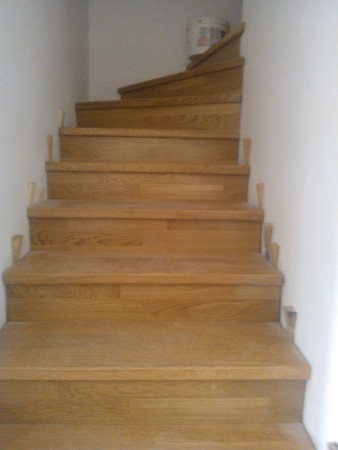 Rivestimento scala con pedata in massello in essenza di ROVERE e alzata con prefinito in essenza di ROVERE 3 STRIP 